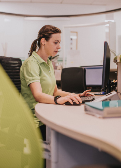 Bild 05 - Mitarbeiterin sitz am PC.jpg